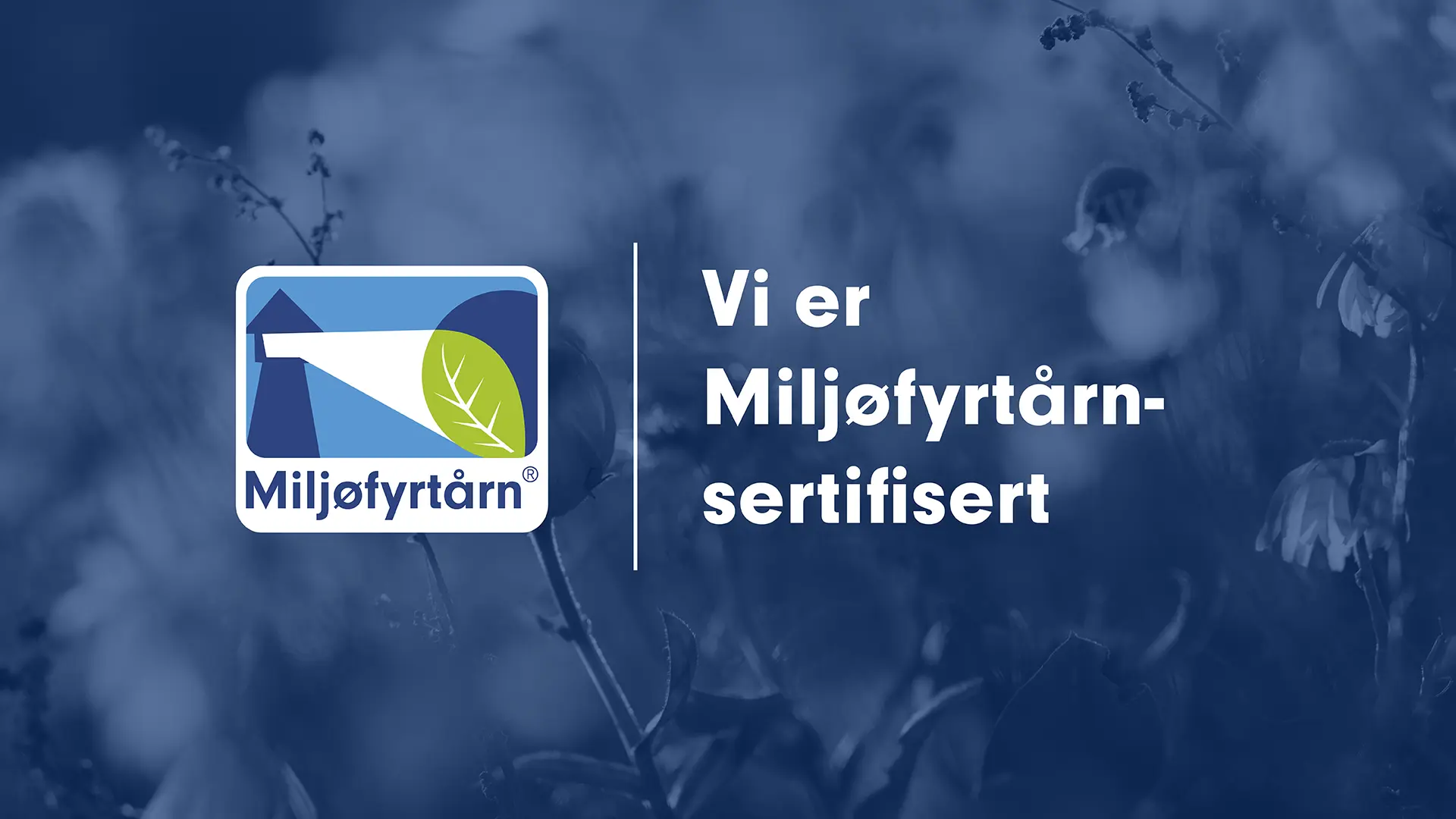 Miljøfyrtårnbanner med hvit venstrestilt Miljøfyrtårn-logo og teksten «Vi er Miljøfyrtårn-sertifisert» plassert til høyre.